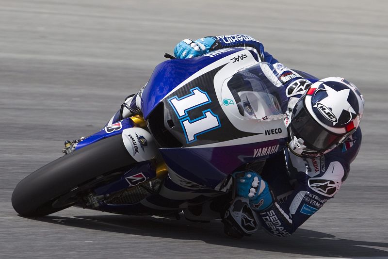 Ben Spies del equipo Yamaha Factory toma una curva.