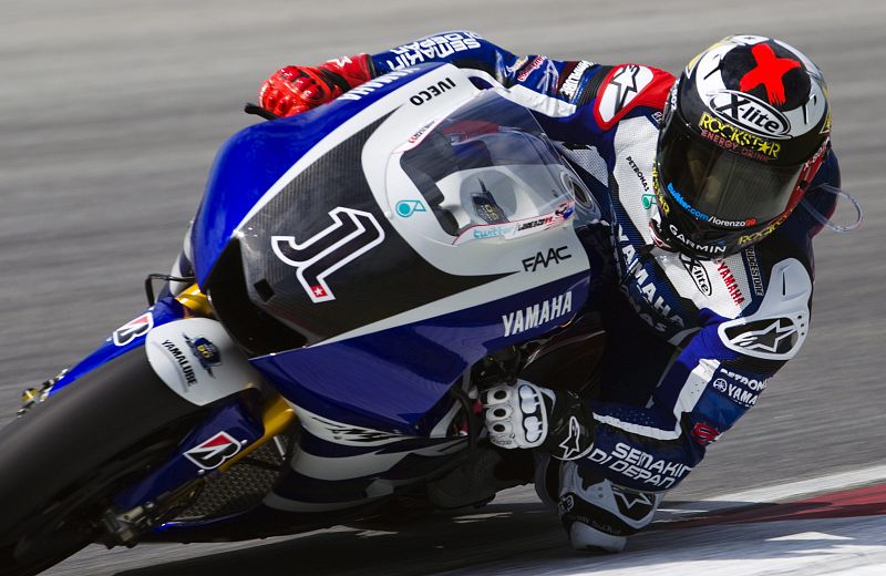 Jorge Lorenzo del equipo Yamaha Factory toma una curva durante la sesión de entrenamiento.