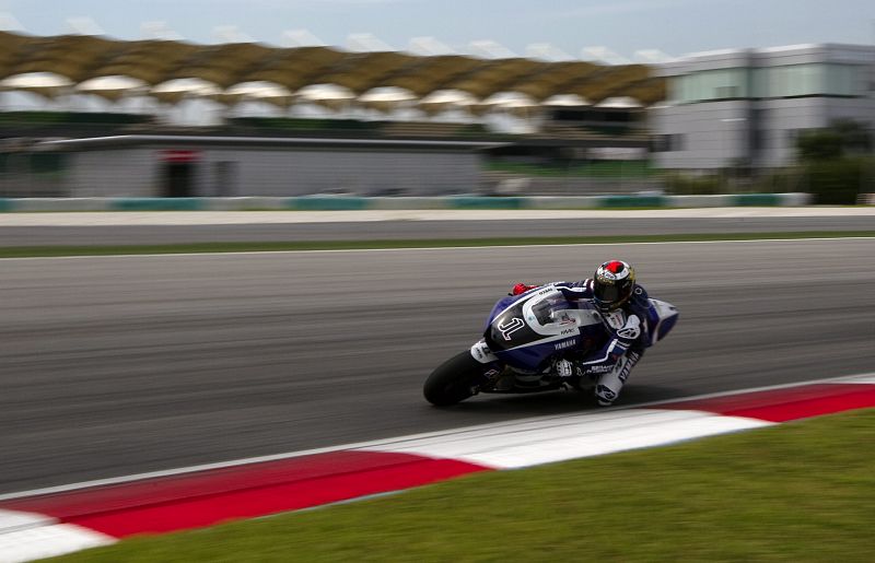 Lorenzo fue de menos a más durante la primera jornada de entrenos en Sepang.