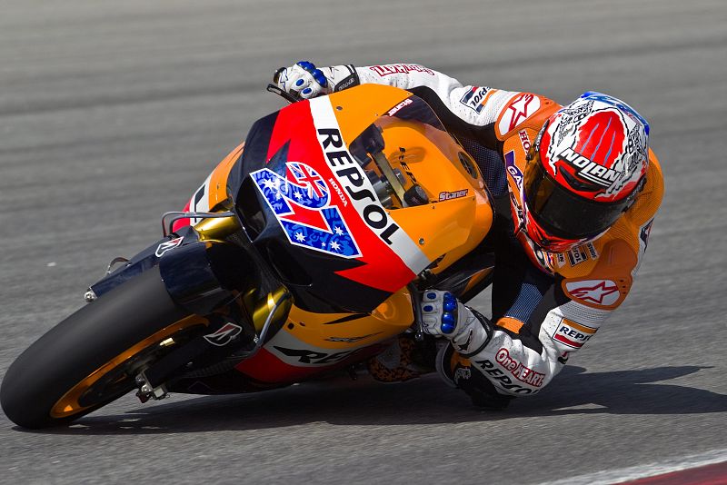 Casey Stoner del equipo Repsol Honda toma una curva durante una sesión de entrenamiento.