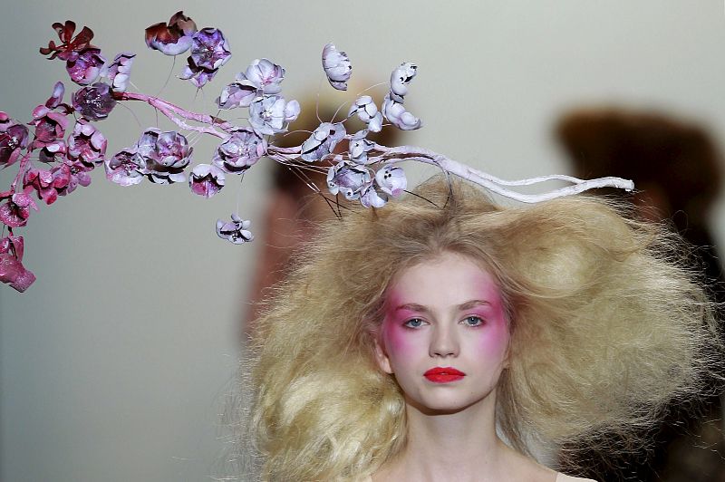 Las modelos han desfilado con impresionantes tocados de flores, plumas, diademas en piel y organza. El desfile ha concluído con una gran ovación del público.