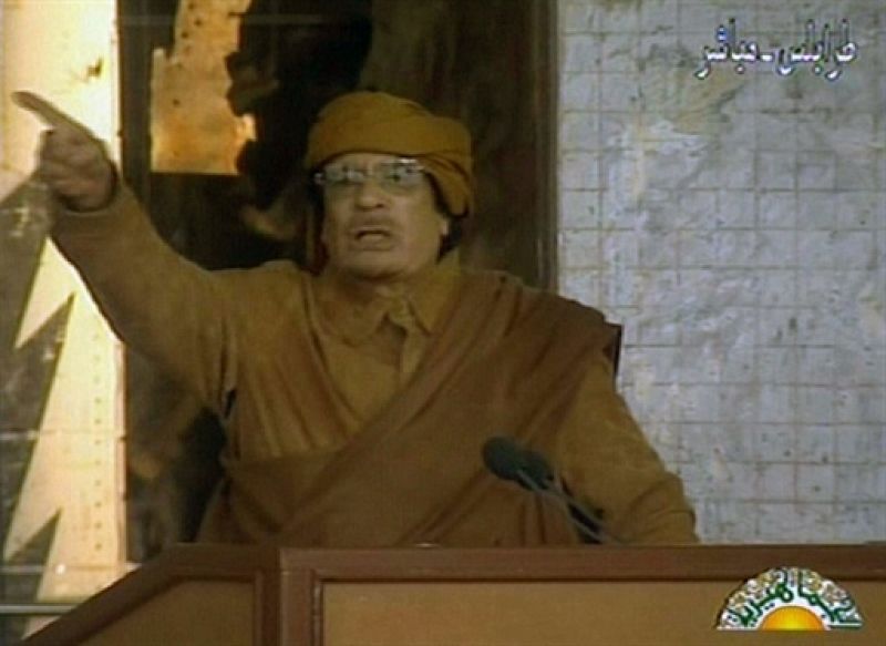 Muanmar Gadafi durante su discurso a la nación desde la Plaza Verde de Trípoli