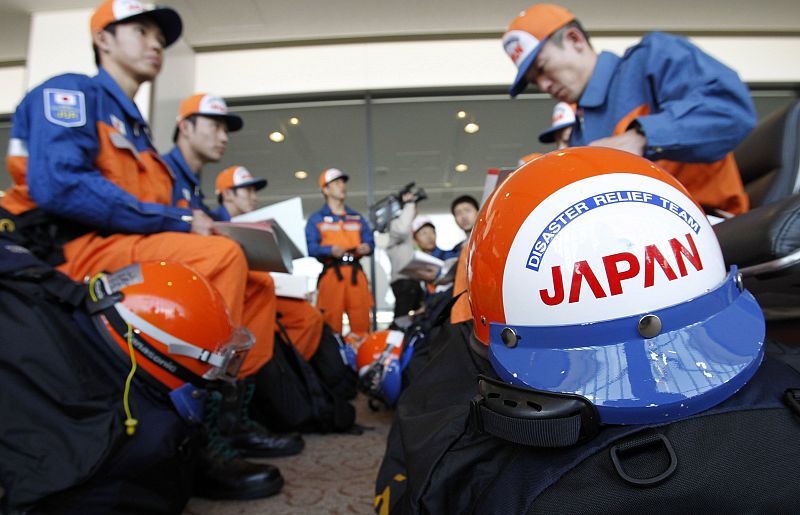Varios equipos de rescate japoneses se han trasladado a la zona para ayudar en las tareas