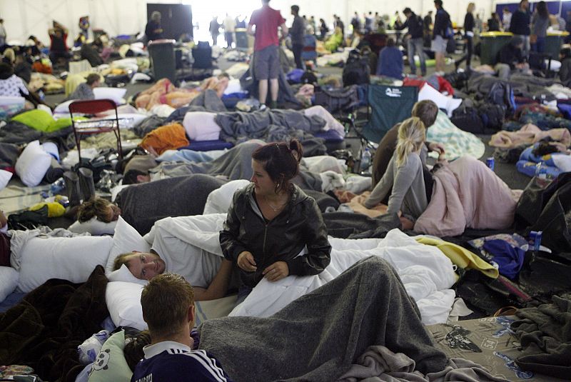 Supervivientes del terremoto y gente que se ha quedado sin hogar descansa en lugares habilitados por las autoridades