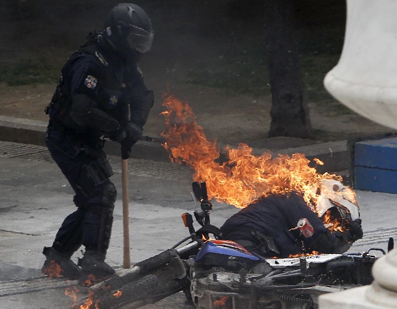 Un policía arde en llamas después de que arrojaran sobre él una bomba de gasolina durante los disturbios, este mmiércoles, frente al parlamento de Atenas.