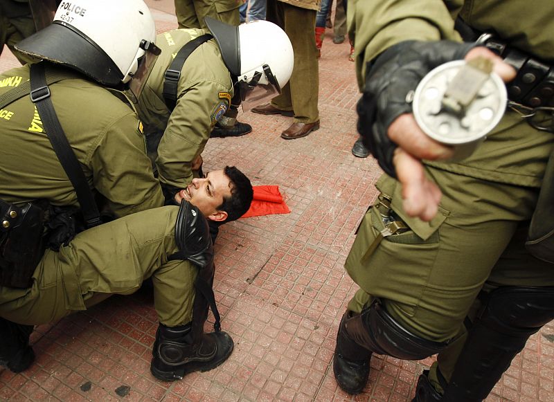 La policía detiene a uno de los manifestantes durante las protestas que se han producido en Atenas. Athens