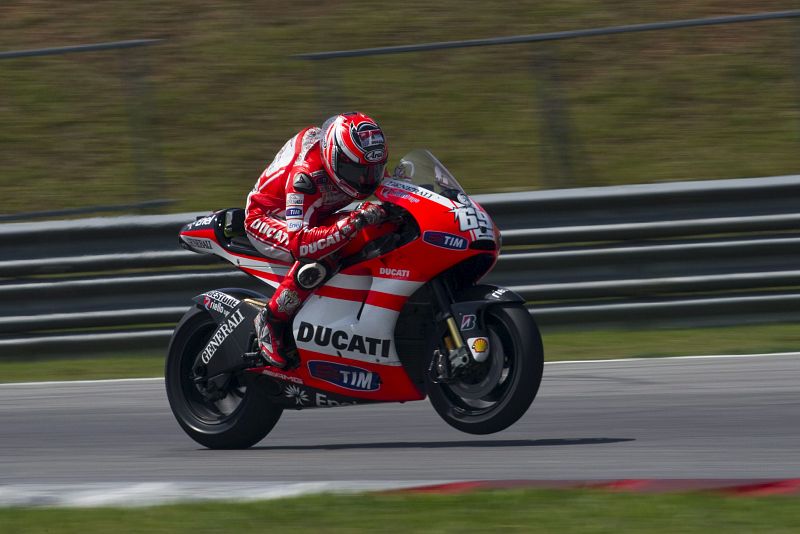 Nicky Hayden entrena en el circuito internacional de Sepang.