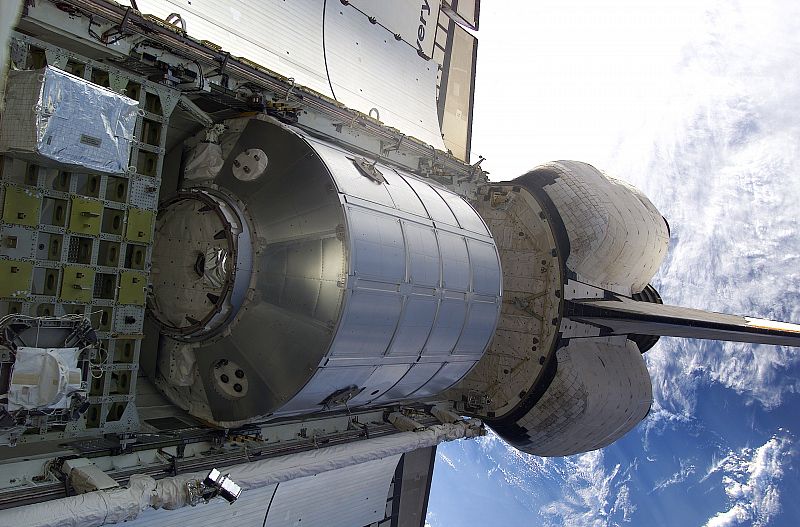 Leonardo en la bodega de carga del Discovery en la misión STS-102