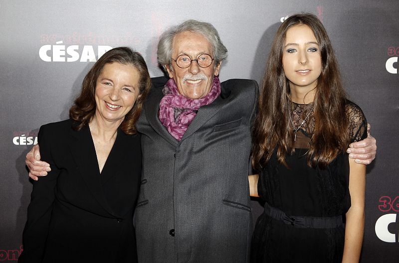 El actor francés Jean Rochefort posa junto a su familia a su llegada al teatro Chatelet de París.