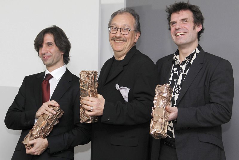 Los editores de sonido franceses Daniel Sobrino, Jean Goudier y Cyril Holtz posan tras recibir el premio a Mejor Sonido por 'Gainsbourg (Vie Heroique)'.