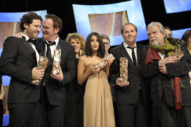 De izquierda a derecha, el actor venezolano Edgar Ramírez, el director estadounidense Quentin Tarantino, la actriz francesa Leila Bekhti, el director francés Xavier Beauvois y Michael Lonsdale posan con sus premios.