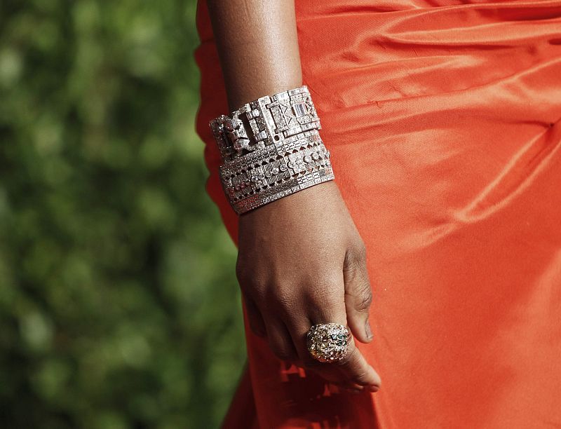 Detalle de la pulsera joya de la actriz Jennifer Hudson su llegada a la alfombra roja.
