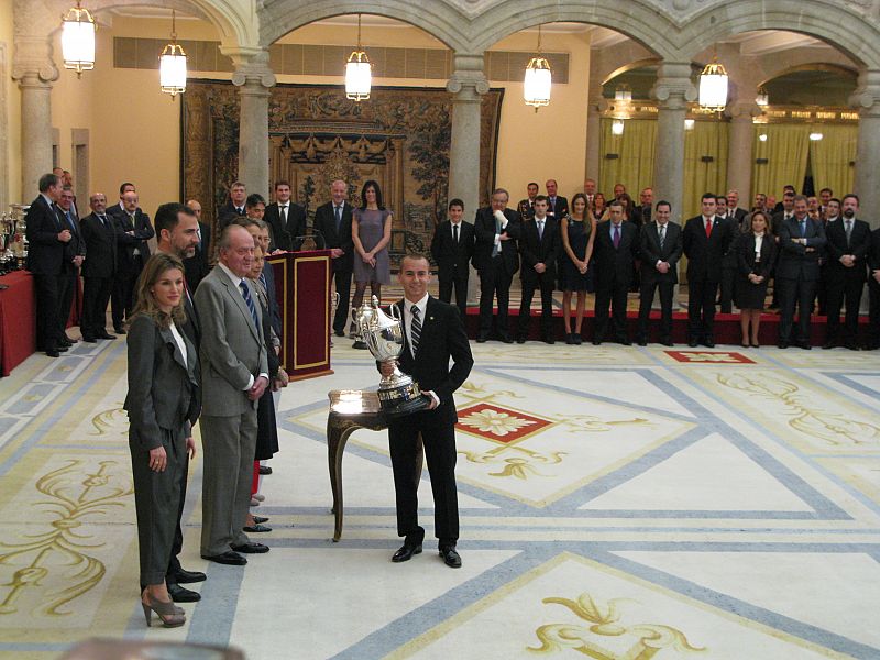 Lorenzo posa con el trofeo.