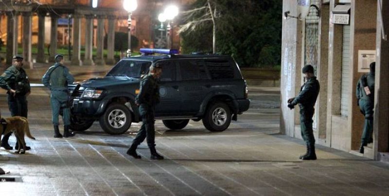 Agentes de los GAR, Grupos de Acción Rural, custodian un inmueble en Bilbao en el marco de una operación contra el entorno de ETA