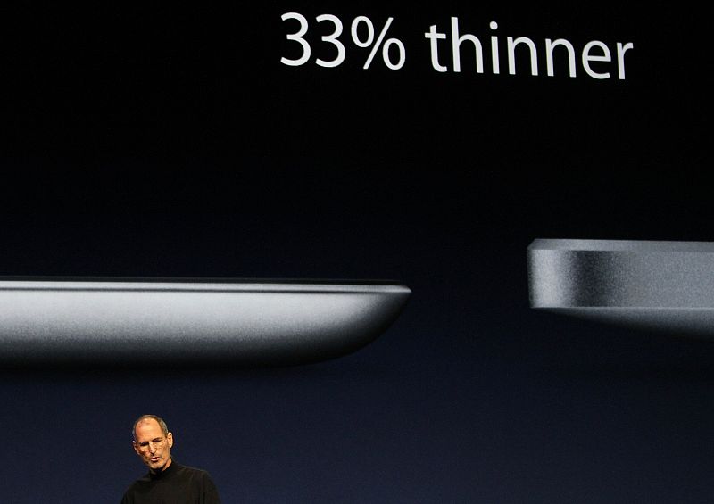 El nuevo iPad 2 es más delgado que el iPhone 4 y pesa 590 gramos (1,3 libras)