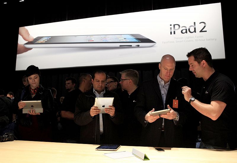 Los periodistas que asistieron a la presentación del iPad 2 examinan las virtudes de la nueva tableta de Apple