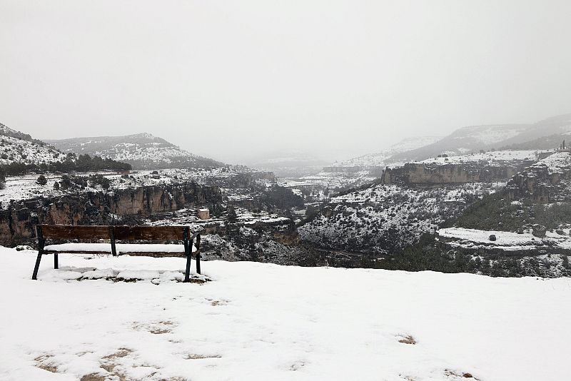 La nieve está dificultando el tránsito por distintas carreteras de Castilla-La Mancha, sobre todo en las provincias de Guadalajara y Cuenca