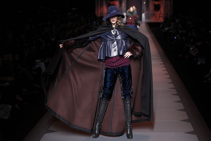 Terciopelo azul combinado con colores otoñales en esta creación de Galliano para Dior