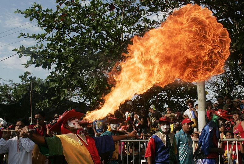 An entertainer dressed as a harlequin performs during a parade at the Barranquilla's carnival in Colombia