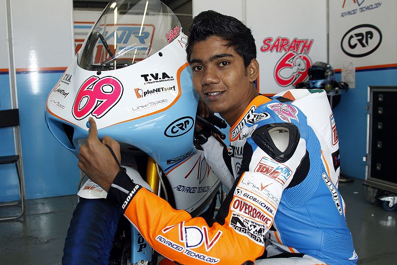 Sarath Kumar muestra el dorsal en su moto.