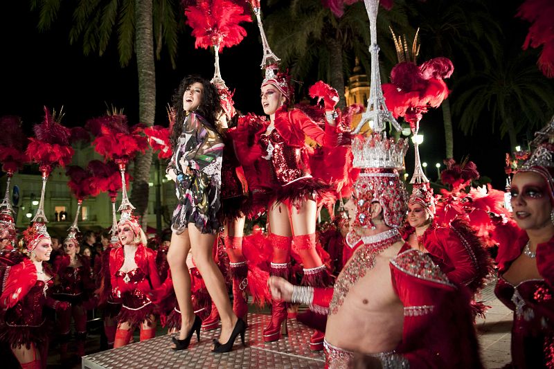 Otra de las comparsas del carnaval de Sitges, arropando a Lucía Pérez.