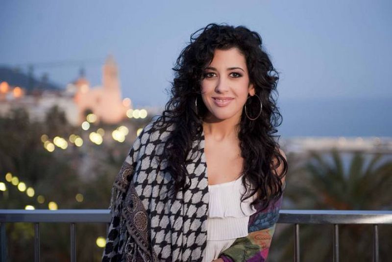   Lucía Pérez posa ante las cámaras de TVE a su llegada a Sitges. 