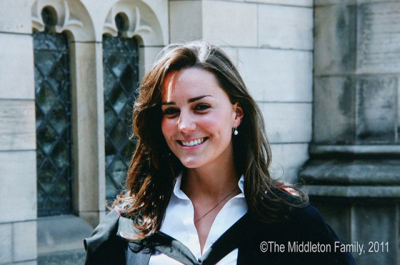 Otra instantánea de Kate el día de su graduación en St Andrews, donde estudió Historia del Arte.