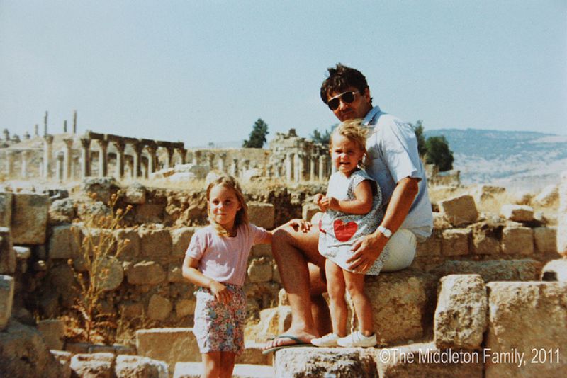 Kate, con su padre y su hermana Pippa, de vacaciones en Jerash, en Jordania.