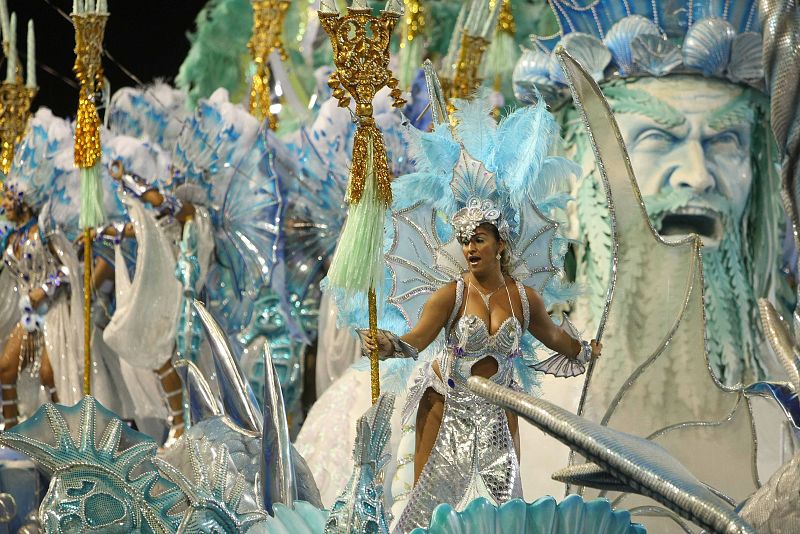 La escuela de samba Portela participa del desfile en el sambódromo de Río de Janeiro (Brasil), durante el tradicional Carnaval de Río 2011.