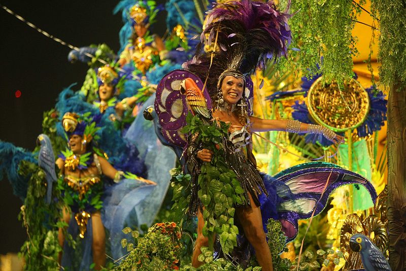 Una bailarina de la escuela de samba Portela participa en el tradicional Carnaval de Río 2011.