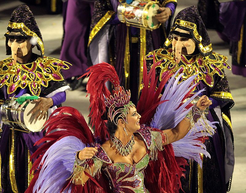 La escuela de samba Imperatriz Leopoldinense participa en el desfile del sambódromo de Río de Janeiro.