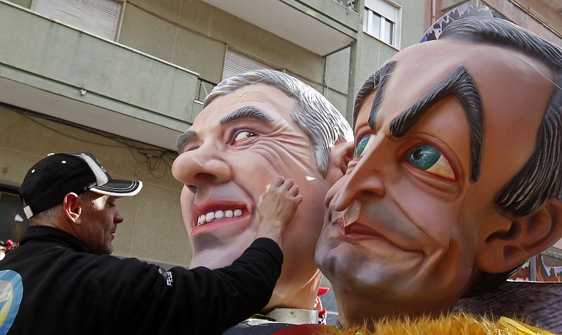 Unos particulares bustos de Socrates y Zapatero se preparan para salir al desfile de carnaval de Torres Vedras, en Portugal.