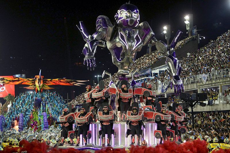 La escuela de samba Unidos da Tijuca participa en el sambódromo de Río de Janeiro.