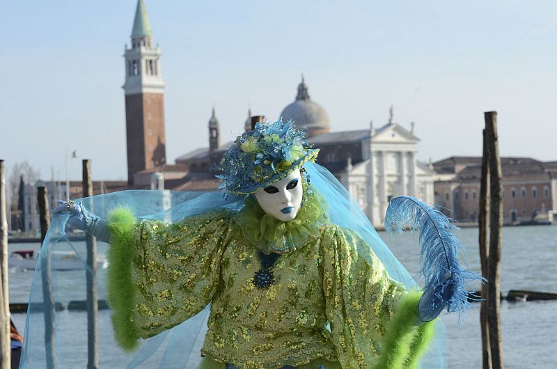 Una mujer luce su máscara durante el Carnaval de Venecia en la Plaza de San Marcos de Venecia.