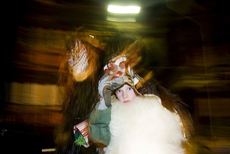 Un participante en el tradicional carnaval camina por las calles de Kippel en el valle de Loetschental en Suiza.