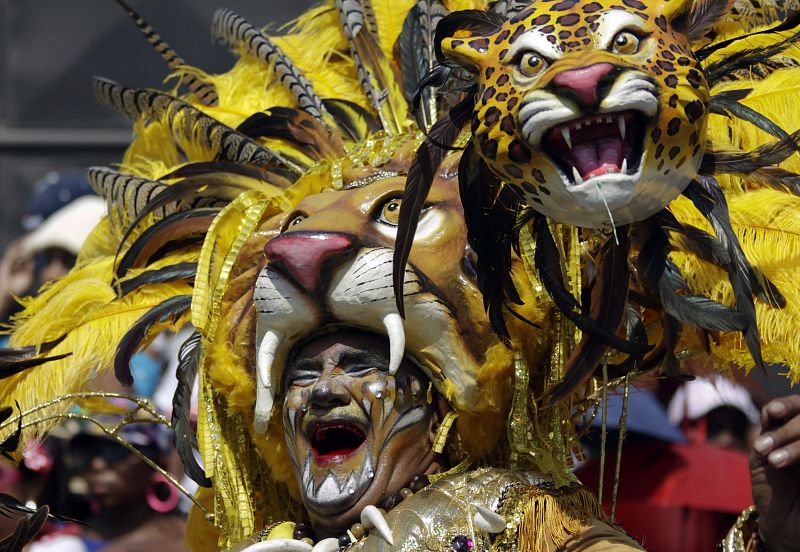 Comparsas y personajes tradicionales participan en la "Batalla de Flores", el primer gran desfile del Carnaval de Barranquilla (Colombia).