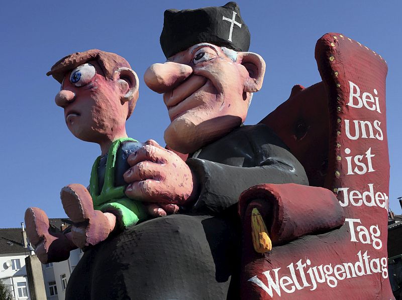 Una carroza crítica con la Iglesia católica, en el tradicional desfile del Lunes de Carnaval en Dusseldorf (Alemania).