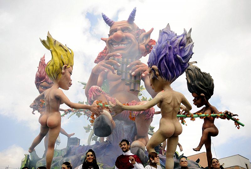 Fotografía que muestra una carroza con una fiesta sexual "bunga bunga" alrededor de una enorme marioneta satírica del primer ministro italiano Silvio Berlusconi durante un desfile de carnaval en Putignano, provincia de Bari, al sur de Italia.