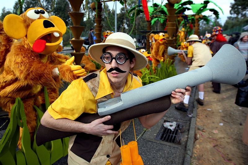 Un hombre disfrazado participa en el desfile de Carnaval, en Ovar, Portugal.