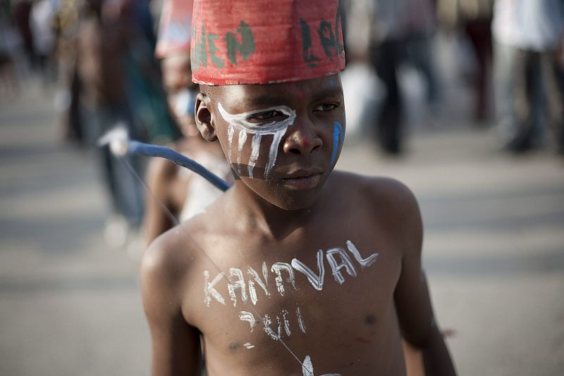 Un niño disfrazado de indígena participa del primer día de las celebraciones de Carnaval en Puerto Príncipe (Haití).