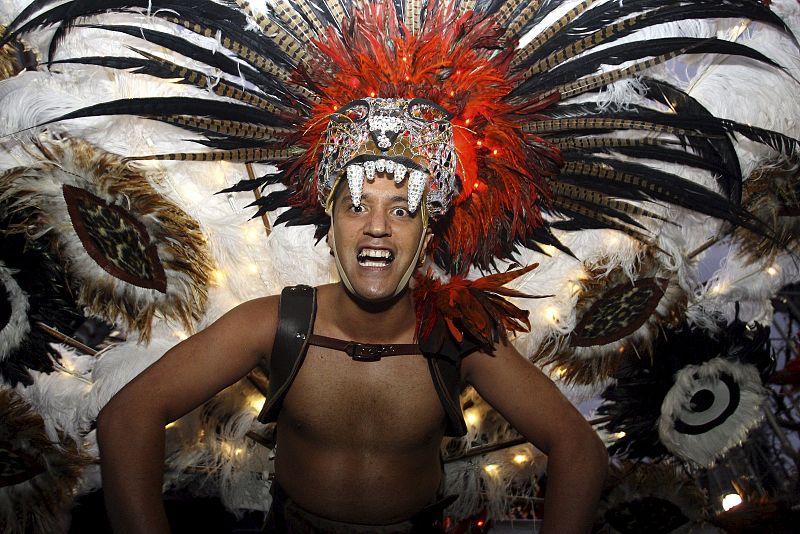 Varias personas participan en el Desfile de Gays y Lesbianas Mardi Grass 2011 en Sídney (Australia) . El desfile, que comenzó hace 33 años como acto de protesta, es ahora una celebración de diversidad.