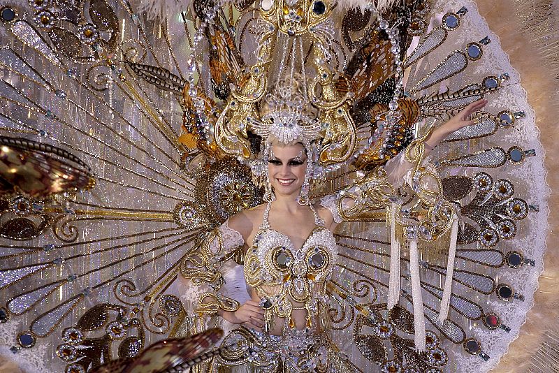 Naomi Cabrera, de 22 años, reina del carnaval de Santa Cruz de Tenerife con un el traje de plumajes blancos "Cien años de historia", diseñado por Leo Martínez.