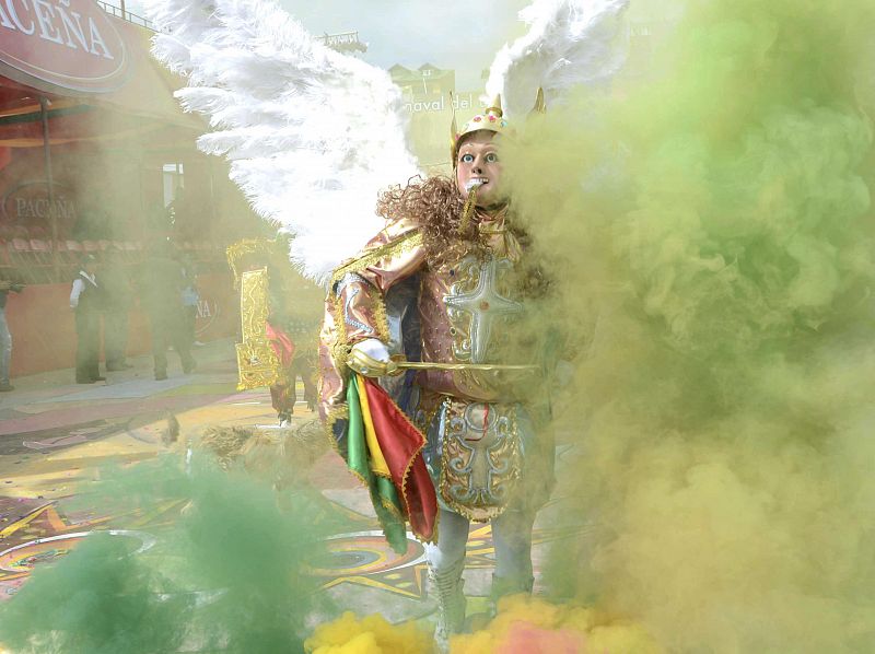 Bolivianos presentan la danza de la Diablada que representa una invasión de diablos a la tierra y la pelea entre el bien y el mal, en el Carnaval de Oruro, ciudad andina situada a 3.700 metros de altitud, en la fiesta mayor del folclore de Bolivia.