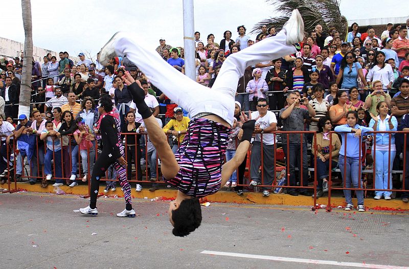 Un bailarín participa del desfile de carnaval en el puerto de Veracruz (México).