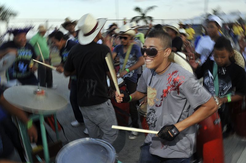 Una comparsa de carnaval participa en el desfile de carrozas el cual hace parte del inicio de las actividades del Carnaval de la Ciudad de Panamá (Panamá).