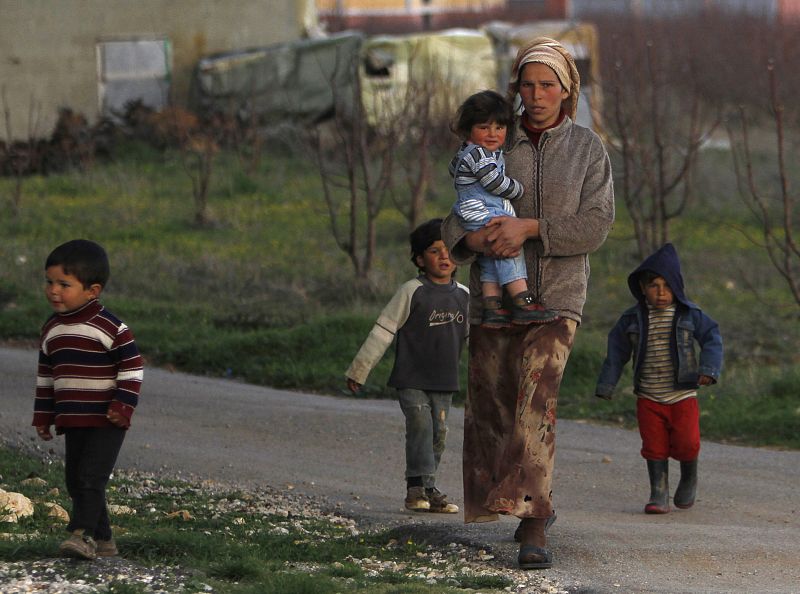 Una mujer siria cammina con sus hijos por un viñedo de Kefraya, en el este del Líbano.