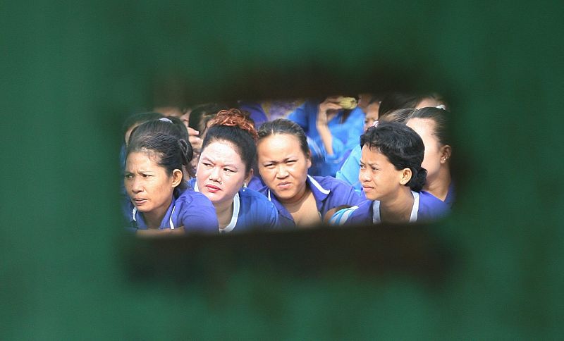 Prisioneras camboyanas participan este martes en una ceremonia en una cárcel de Phnom Penh (Camboya). La ONG Licadho ha repartido comida entre las presas y sus hijos para conmemorar el Día Internacional de la Mujer.
