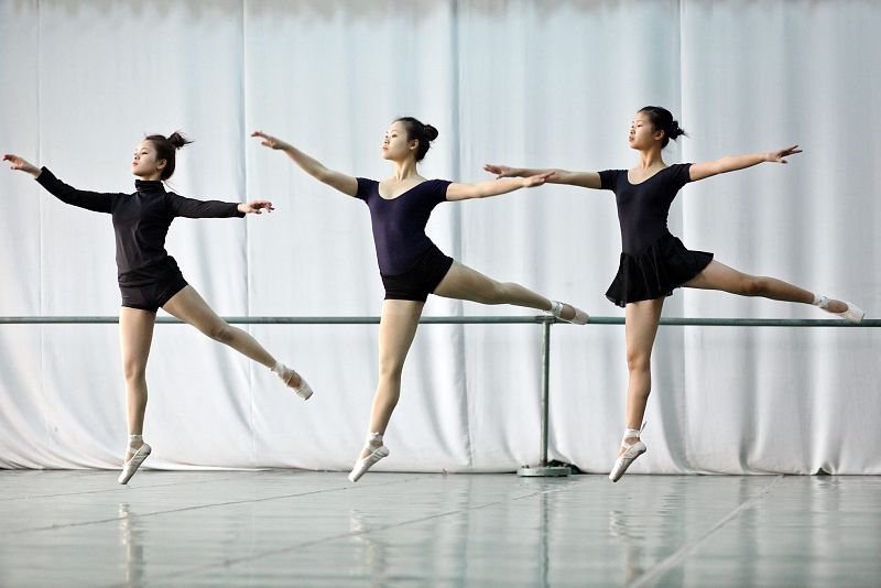Estudiantes de la escuela de ballet de Vietnam practican durante la conmemoración del día internacional de la mujer.