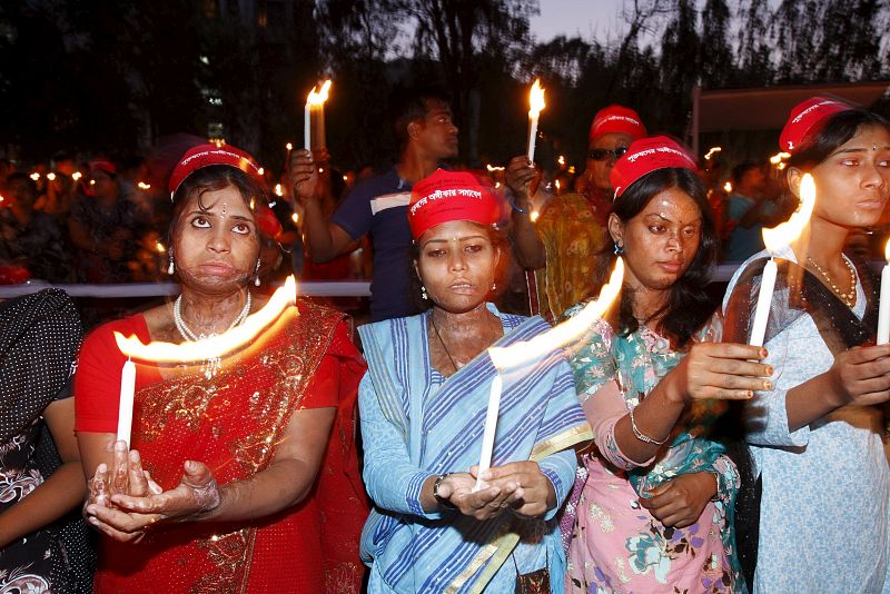 Mujeres con quemaduras por un ataque con ácido asisten a una vigilia organizada por la Fundación de Supervivienes del Ácido para denunciar y pedir el fin de la violencia contra la mujer, en la víspera del Día Internacional de la Mujer, en Dhaka (Bang