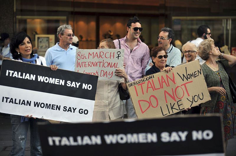 Varios miembros de la comunidad italiana residentes en Australia participan en una marcha en contra del primer ministro italiano, Silvio Berlusconi.